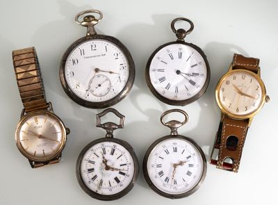 plusieurs types de montres sont présentés sur une surface blanche
