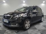 la voiture noire est garée sur un sol en damier dans le garage