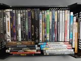 une boîte en plastique noire contenant tout un tas de DVD