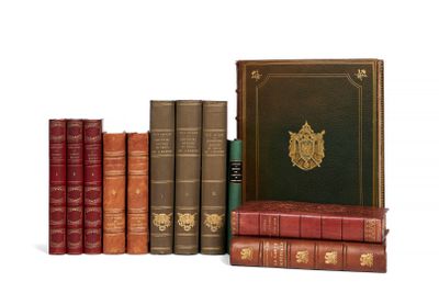 un tas de livres empilés les uns sur les autres sur une surface blanche