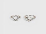une paire de bagues en argent serties de diamants sur fond blanc