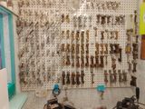 une photo d'un panneau perforé sur lequel sont accrochées de nombreuses clés