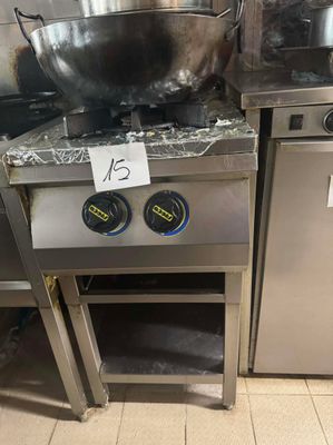 un grand saladier posé sur une cuisinière dans une cuisine