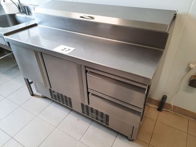 une cuisine en inox équipée d'un évier et d'un réfrigérateur