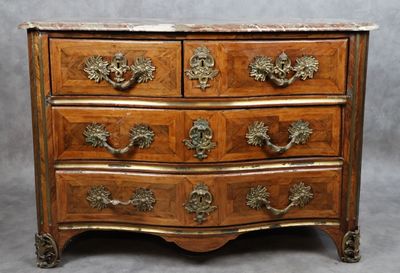 une commode en bois avec un plateau en marbre