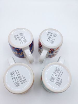 trois tasses à café posées les unes à côté des autres sur une surface blanche