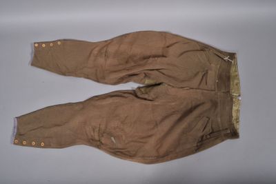 une photo d'un pantalon marron muni de boutons