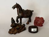 une petite statue représentant un cheval, à côté d'une petite statue représentant un oiseau