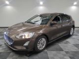 La nouvelle Ford Focus est exposée dans un showroom dont le sol est recouvert d'un revêtement à damier.