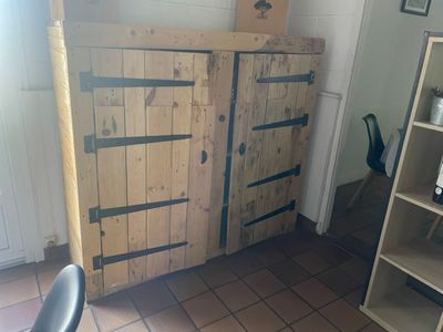 une porte en bois dans une pièce où se trouve une chaise