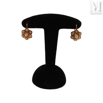 gros plan d'une paire de boucles d'oreilles sur un support noir