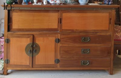 Meuble enfilade en bois naturel ouvrant en façade par deux p…