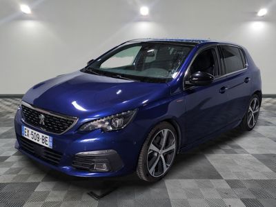 la voiture bleue est garée sur le sol en damier d'un garage
