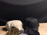 une table en bois sur laquelle sont posés un pantalon et un téléphone portable