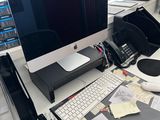 un bureau équipé d'un écran d'ordinateur, d'un clavier, d'un téléphone et d'autres fournitures de bureau