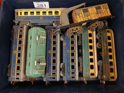 de nombreux types de petits trains dans un bac bleu