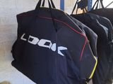 de nombreux sacs suspendus à un porte-sacs dans un garage