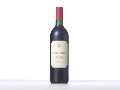 la bouteille de vin rouge est posée sur la table