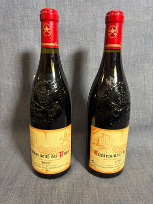 deux bouteilles de vin posées sur une table l'une à côté de l'autre