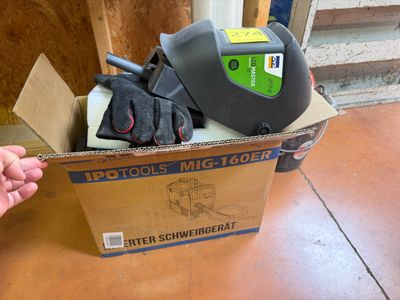 une boîte remplie d'objets posés sur le sol