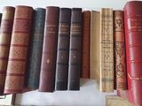 de nombreux livres anciens rangés les uns à côté des autres sur une étagère