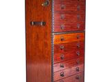 une vieille commode en bois comportant quatre tiroirs de chaque côté