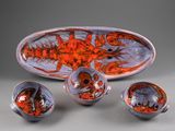 quatre œuvres d'art exposées sur la table