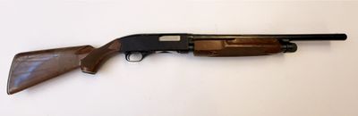 un fusil de chasse posé sur une table