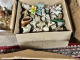 une boîte remplie de figurines diverses posée sur une table