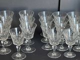 six verres à vin posés sur une table, sur fond noir