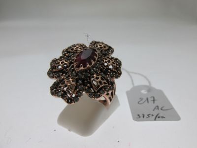 une photo en gros plan d'une bague sur laquelle est accrochée une étiquette