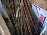 un tas d'outils dans une boîte posée par terre