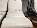trois chaises qui se trouvent ensemble dans une pièce