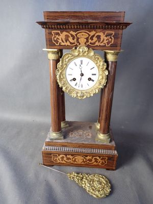 une petite horloge posée sur une table