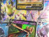 beaucoup de cartes pokemon sur la table