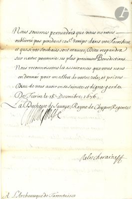 un vieux document écrit posé sur une table