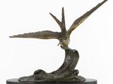 sculpture en bronze représentant un oiseau perché sur une branche d'arbre