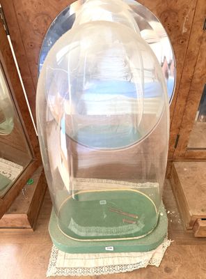 une cloche en verre renfermant une horloge