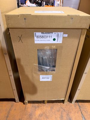 une boîte en carton avec l'image d'une moto à l'intérieur