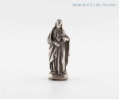 La statue d'une femme tenant un bébé dans ses bras est représentée sur une surface blanche.