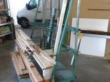 un chariot sur lequel sont posées plusieurs pièces de bois