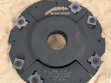 un gros plan d'un disque d'embrayage posé sur une feuille de papier