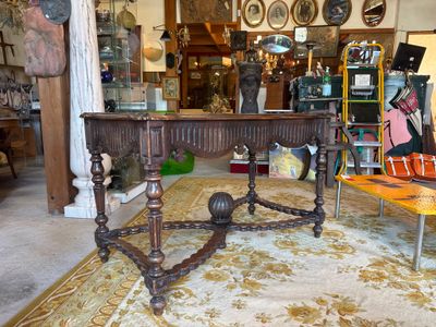 a table that is sitting on a rug in a room