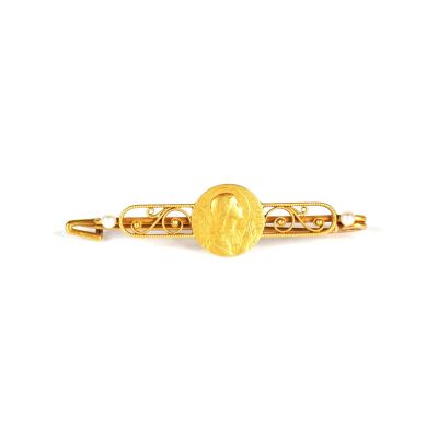 une image représentant un bracelet en or orné d'une pièce de monnaie