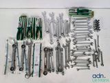 un grand nombre d'outils posés sur la table