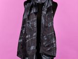 un gilet noir sur un mannequin, un mannequin, un mannequin, un mannequin, un mannequin, un mannequin, un mannequin, un mannequin, un mannequin