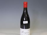la bouteille de vin est posée sur la table, prête à être consommée