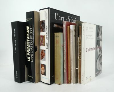 plusieurs livres sont empilés sur une surface blanche