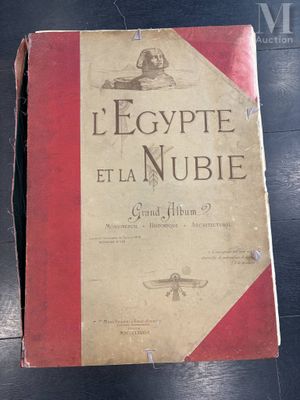 un vieux livre posé sur une table posée à même le sol