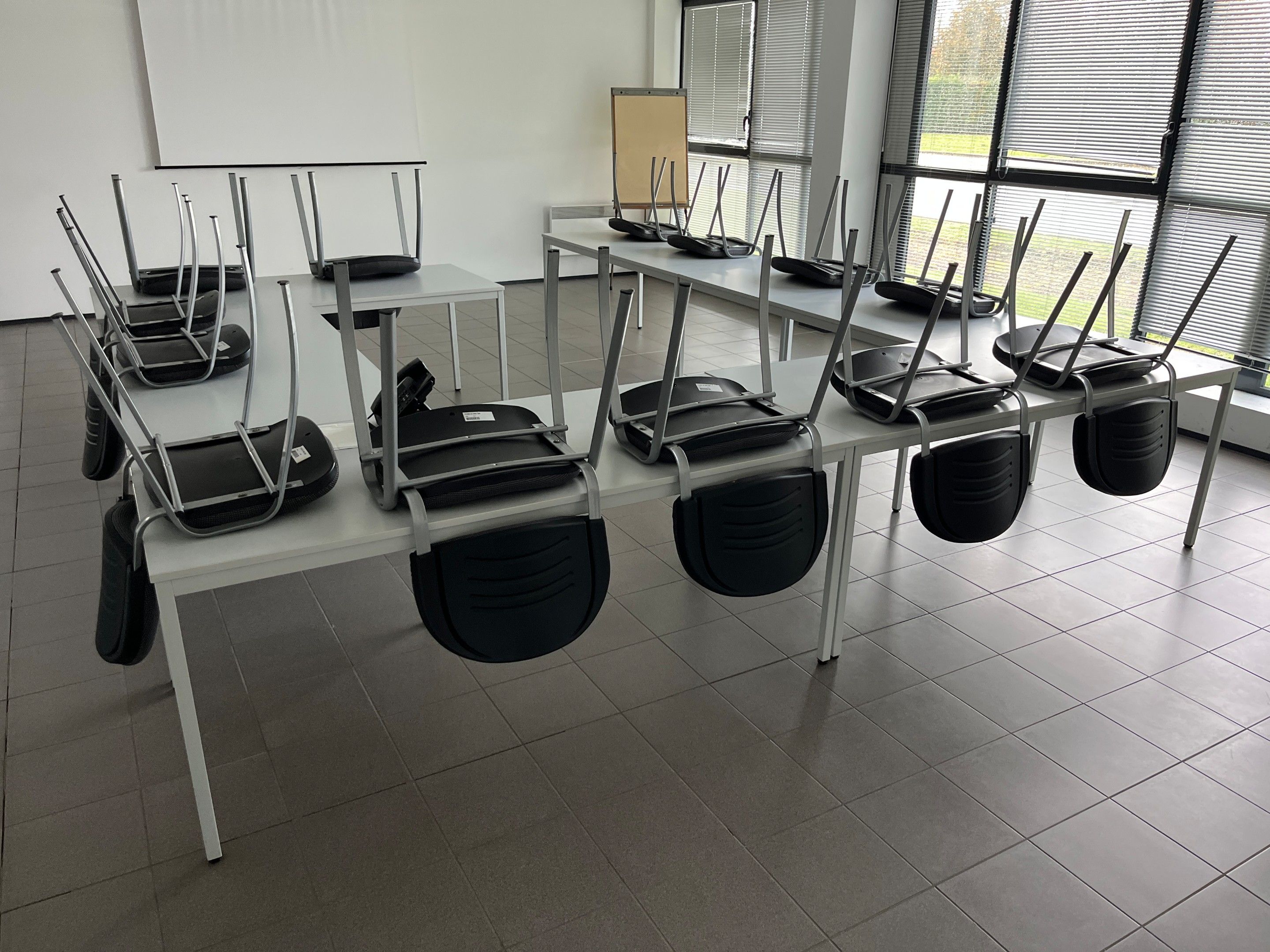six tables en stratifié gris 160x80